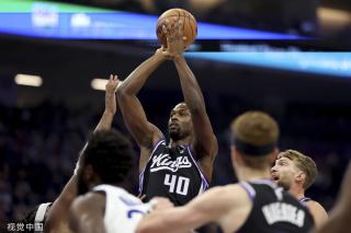 八位球员中 八位球员中